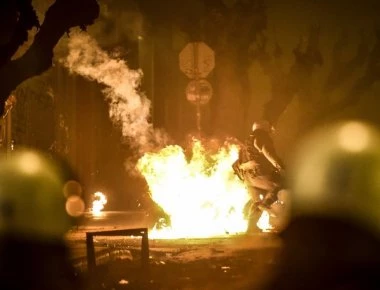 Κουκουλοφόροι πέταξαν μολότοφ στο σπίτι του Α. Φλαμπουράρη και τα γραφεία του ΠΑΣΟΚ τα ξημερώματα
